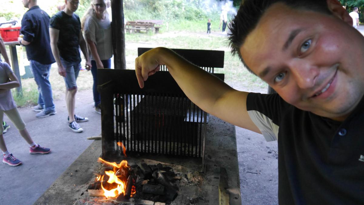 ... beim Grille sei das Feuer mit dabei!Hex Hex